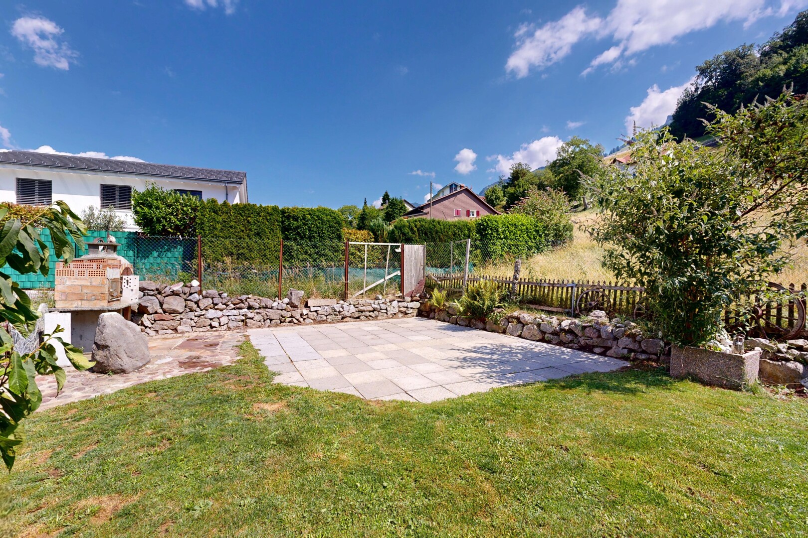 garten mit zaun, rasen, day time, und terrasse