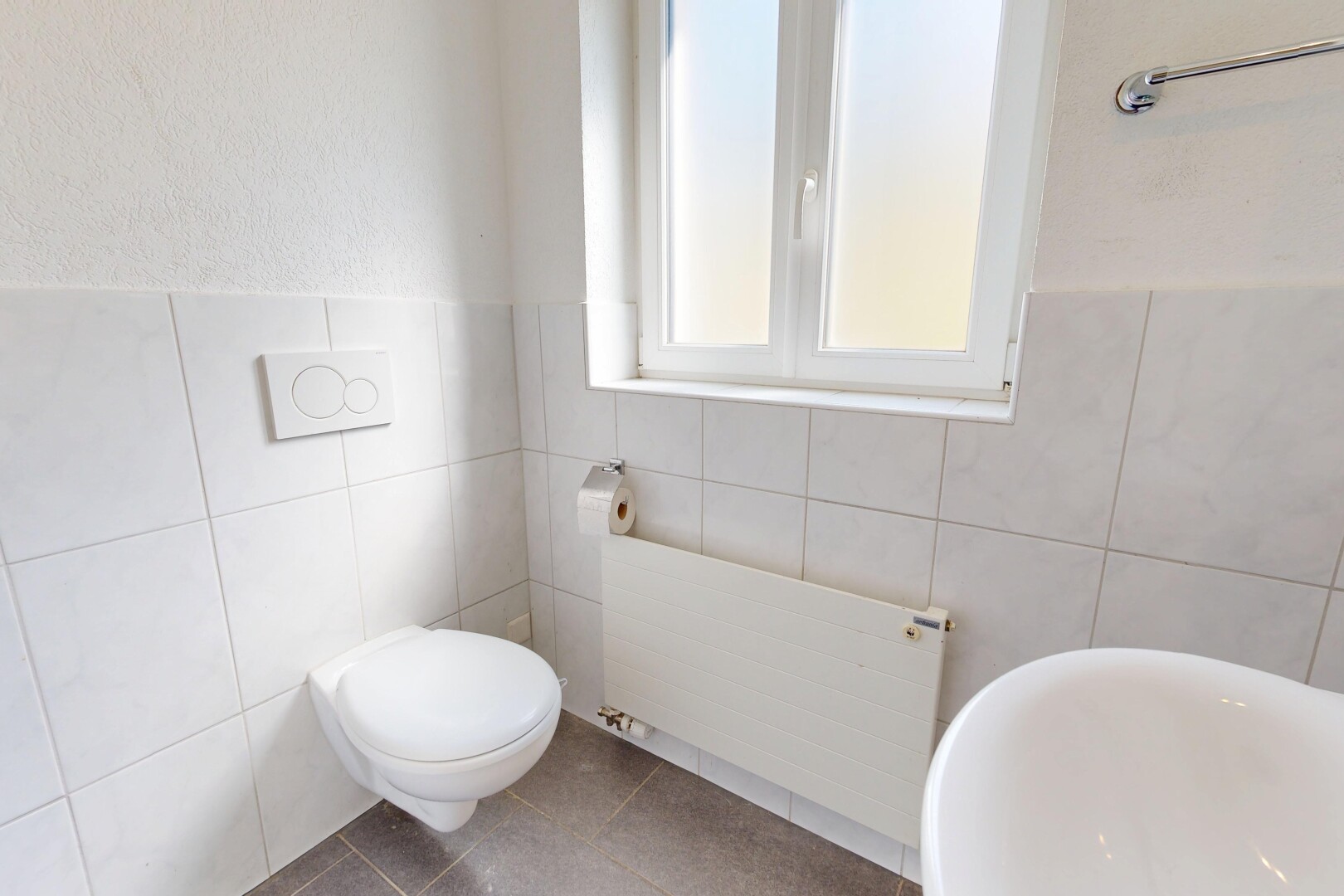 bad mit kühler, inside property, fliesenwand, tile wall, und waschbecken