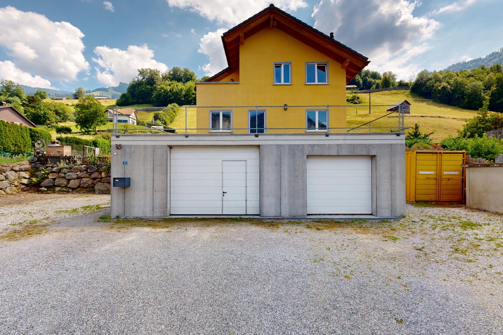 außenansicht mit day time, garage, stuckverkleidung, und property visible