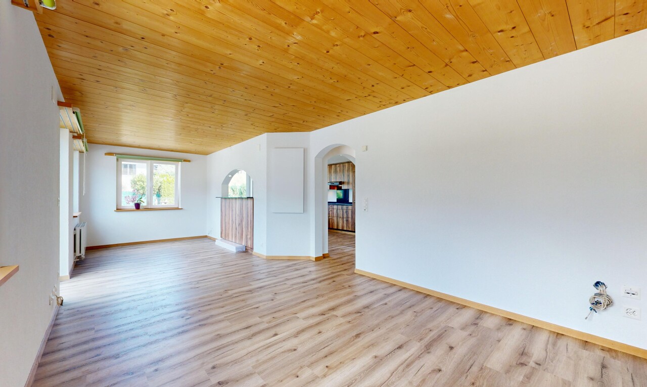 leerer raum mit natürliches licht, natural light, gewölbte gehwege, inside property, und gipskartonwand