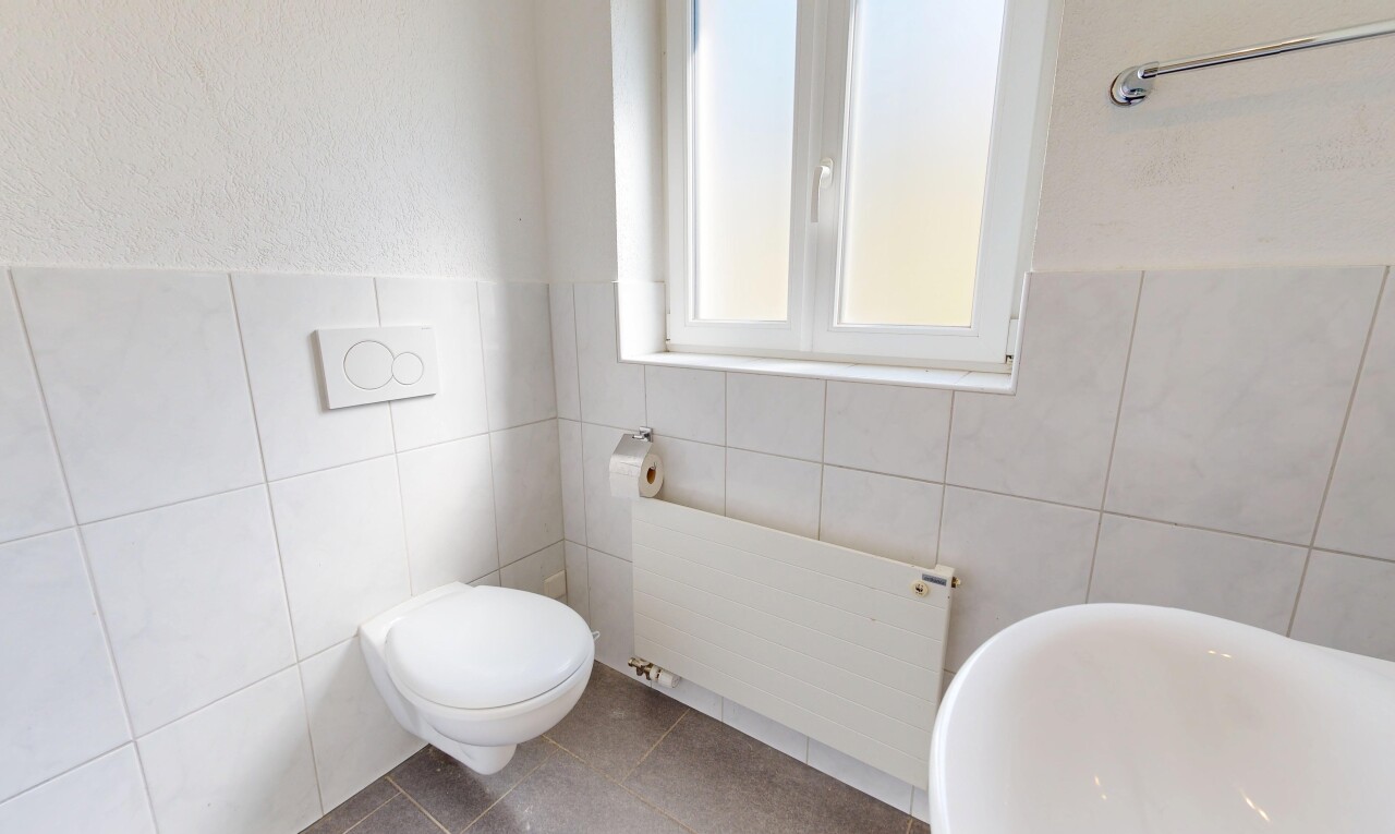 bad mit kühler, inside property, fliesenwand, tile wall, und waschbecken