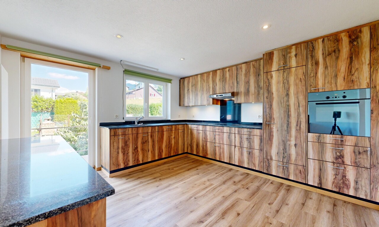 küche mit dark countertops, mittelbraune schränke, medium brown cabinets, ofen, und holzfußboden