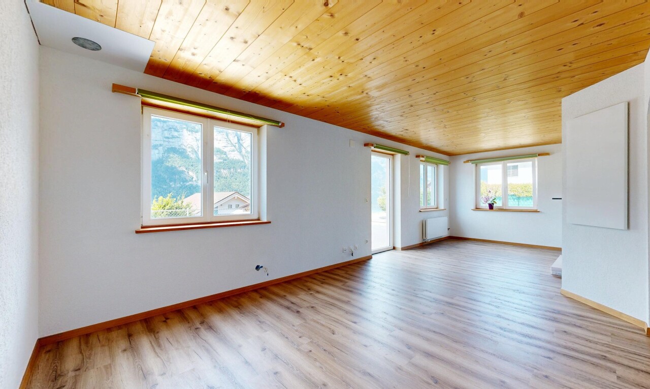 leerer raum mit holzdecke, wood ceiling, holzfußboden, wood finish floor, und gipskartonwand