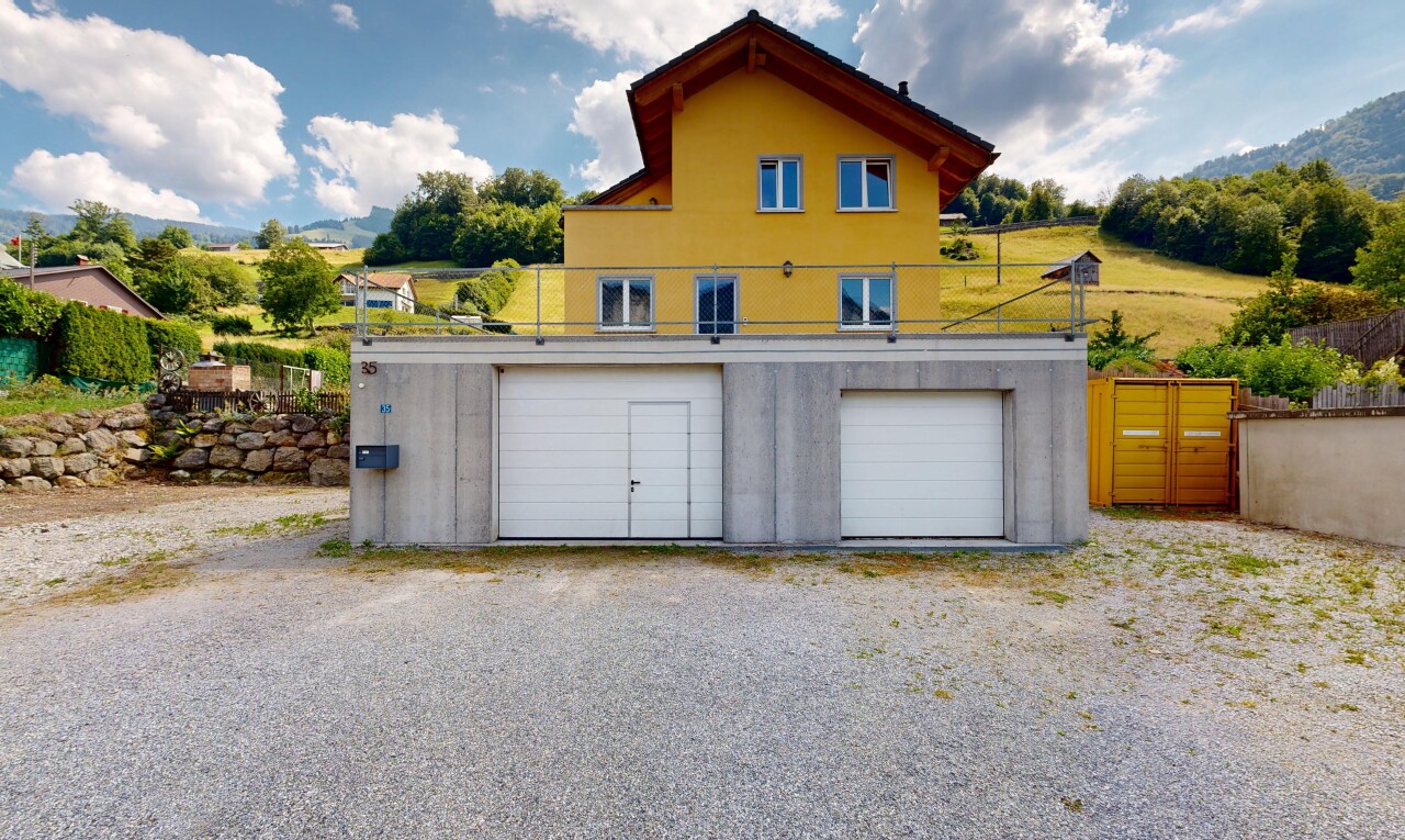 außenansicht mit day time, garage, stuckverkleidung, und property visible