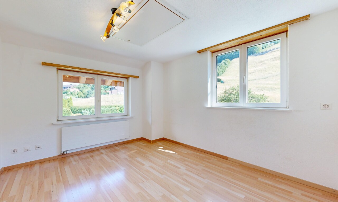leerer raum mit kühler, gipskartonwand, drywall, inside property, und natürliches licht
