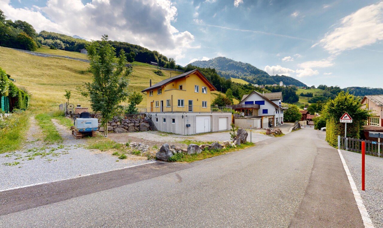 außenansicht mit day time, eingebaute garage, mountain view, blick auf die berge, und auffahrt
