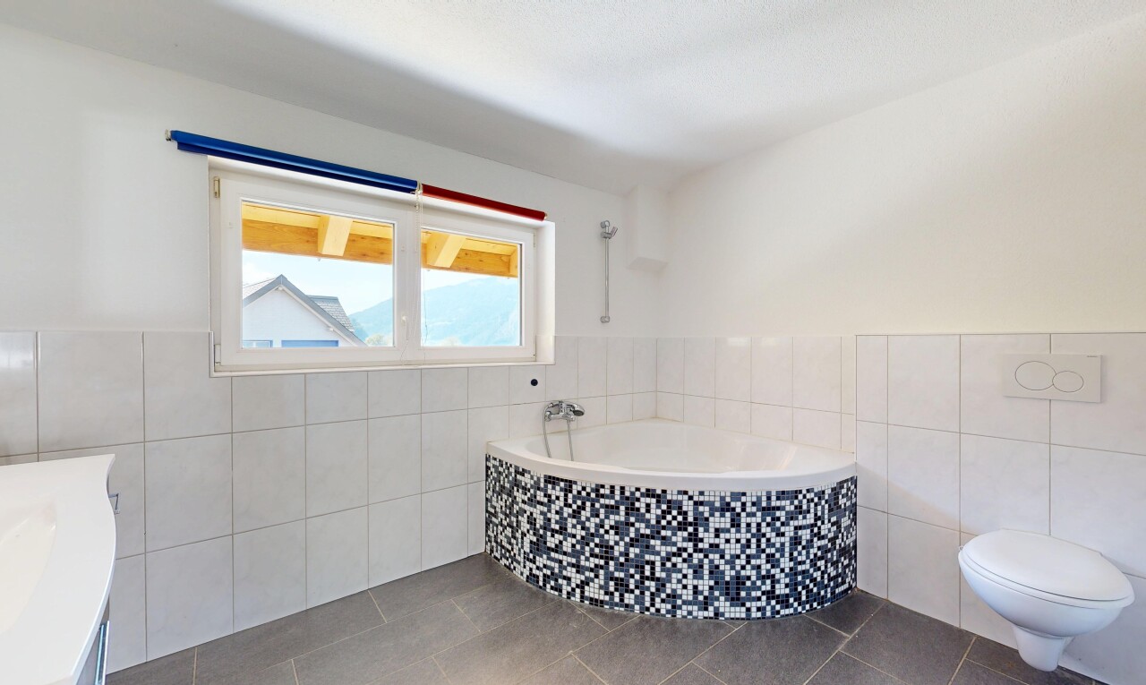 bad mit fliesenwand, tile wall, komplettes badezimmer, inside property, und natürliches licht