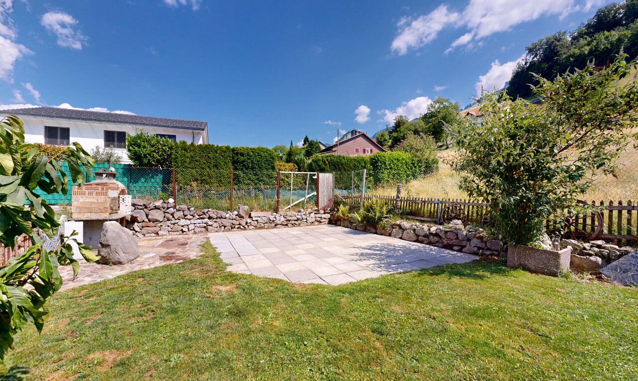 garten mit zaun, rasen, day time, und terrasse