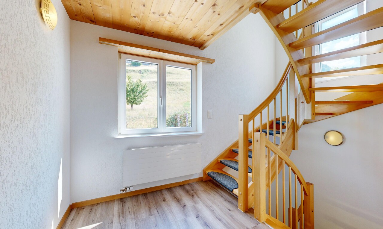 treppe mit treppen, inside property, kühler, natürliches licht, und natural light