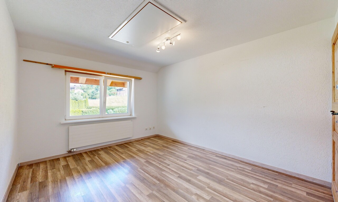 leerer raum mit klapptreppe, kühler, inside property, holzfußboden, und wood finish floor
