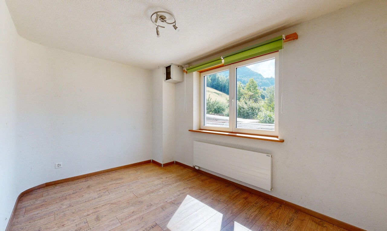 leerer raum mit kühler, sockelleisten, baseboards wall, holzfußboden, und wood finish floor