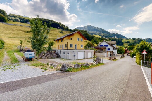 außenansicht mit day time, eingebaute garage, mountain view, blick auf die berge, und auffahrt