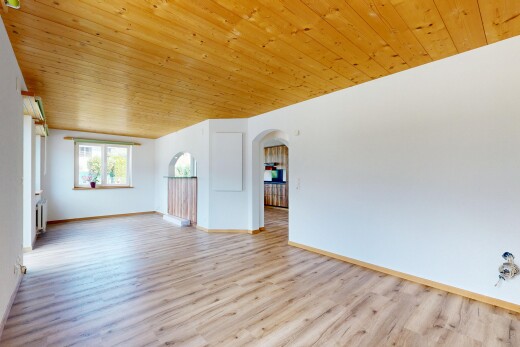 leerer raum mit natürliches licht, natural light, gewölbte gehwege, inside property, und gipskartonwand