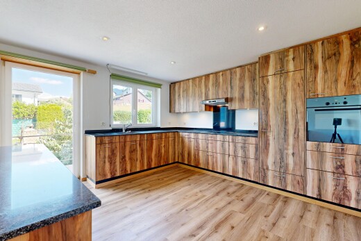 küche mit dark countertops, mittelbraune schränke, medium brown cabinets, ofen, und holzfußboden