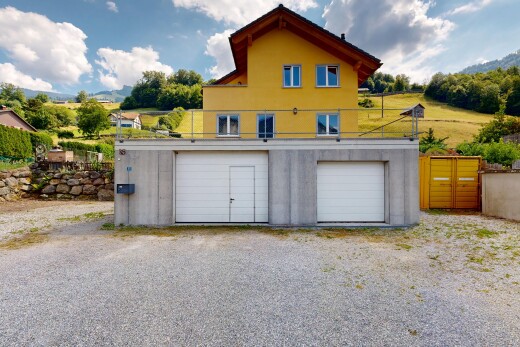 außenansicht mit day time, garage, stuckverkleidung, und property visible