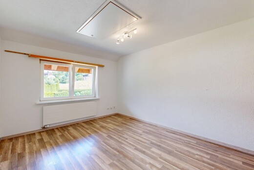 leerer raum mit klapptreppe, kühler, inside property, holzfußboden, und wood finish floor