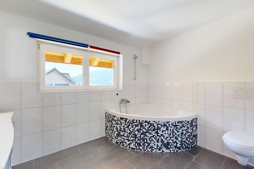 bad mit fliesenwand, tile wall, komplettes badezimmer, inside property, und natürliches licht