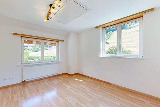 leerer raum mit kühler, gipskartonwand, drywall, inside property, und natürliches licht
