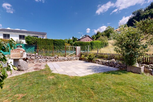 garten mit zaun, rasen, day time, und terrasse