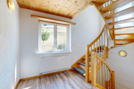 treppe mit treppen, inside property, kühler, natürliches licht, und natural light