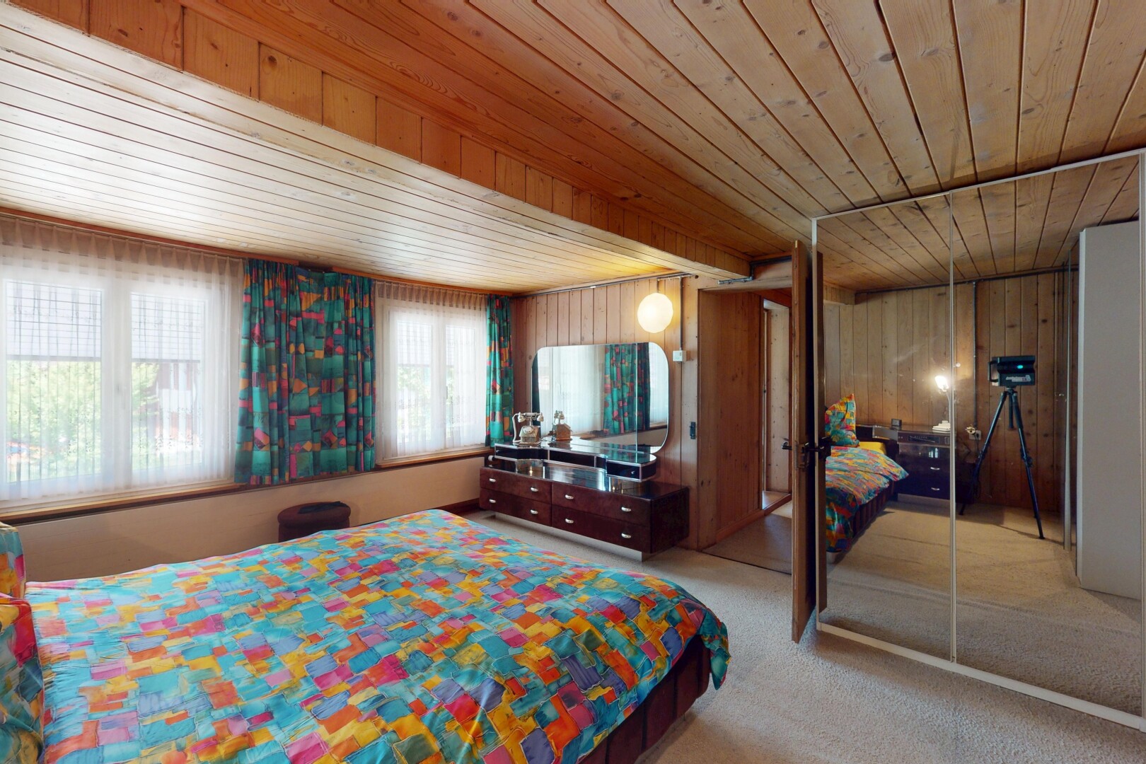chambre avec plafond en bois, wood ceiling, lumière naturelle, natural light, et inside property