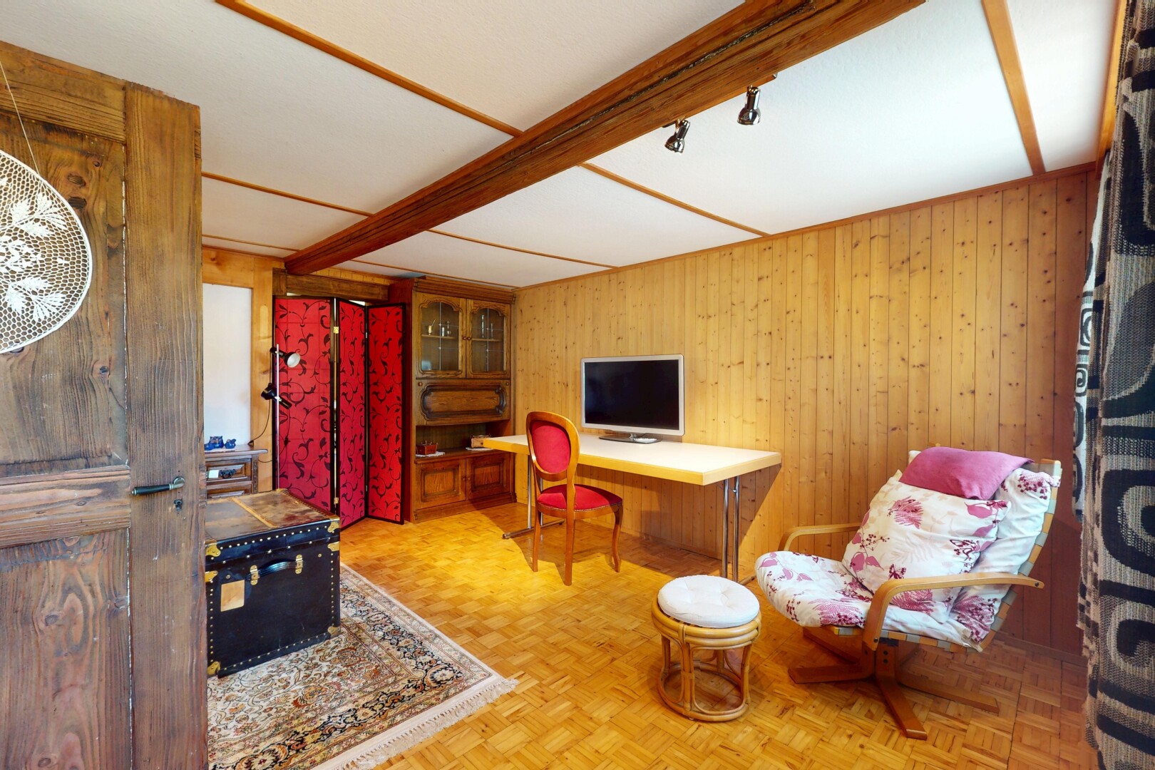 salon avec télévision, parquet floor, inside property, wood wall, et mur en bois