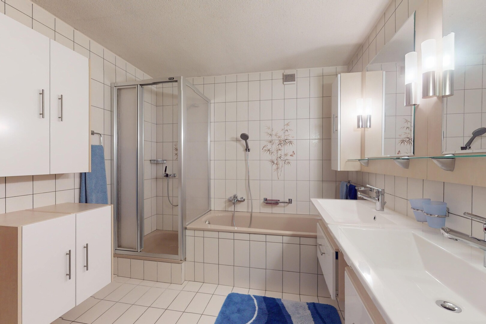 salle de bains avec douche, backsplash, dosseret, double vasque, et salle de bain complète