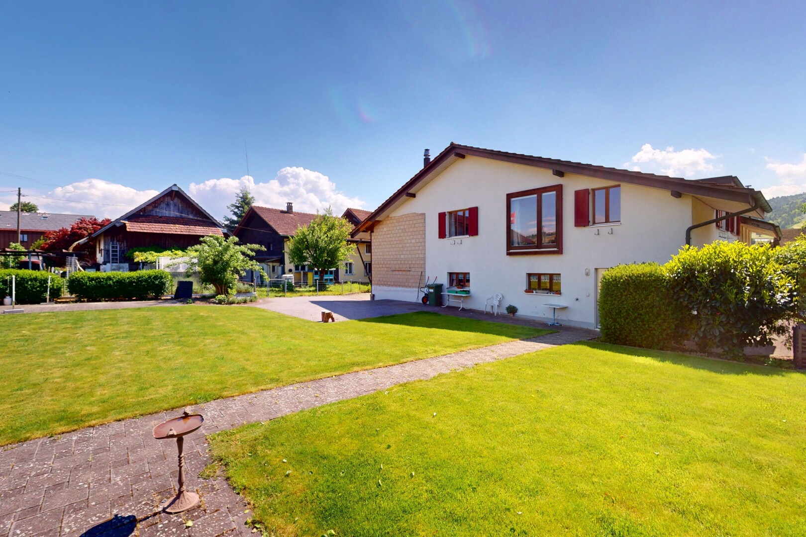façade avec property visible, pelouse, day time, et bardage en stuc