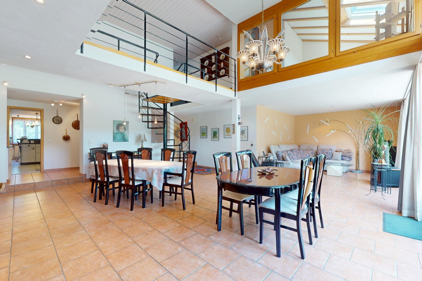 salle à manger avec high ceiling, plafond haut, inside property, lustre remarquable, et drywall