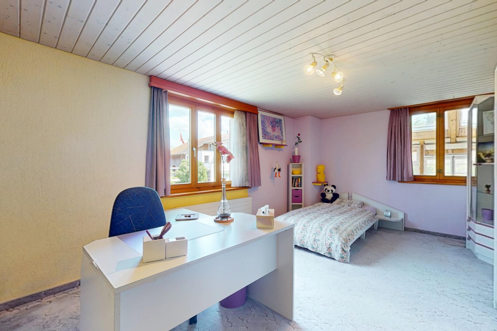 chambre avec lumière naturelle, natural light, espace bureau, plafond en bois, et wood ceiling
