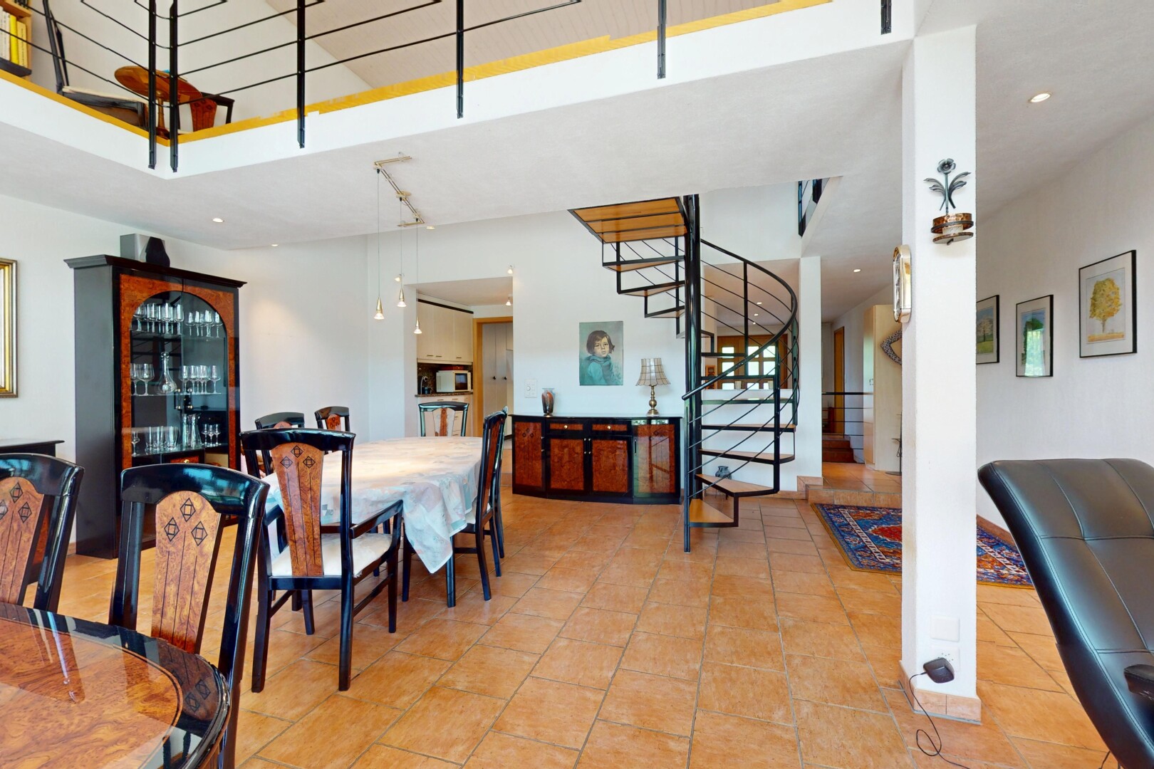 salle à manger avec high ceiling, plafond haut, escaliers, drywall, et cloison sèche