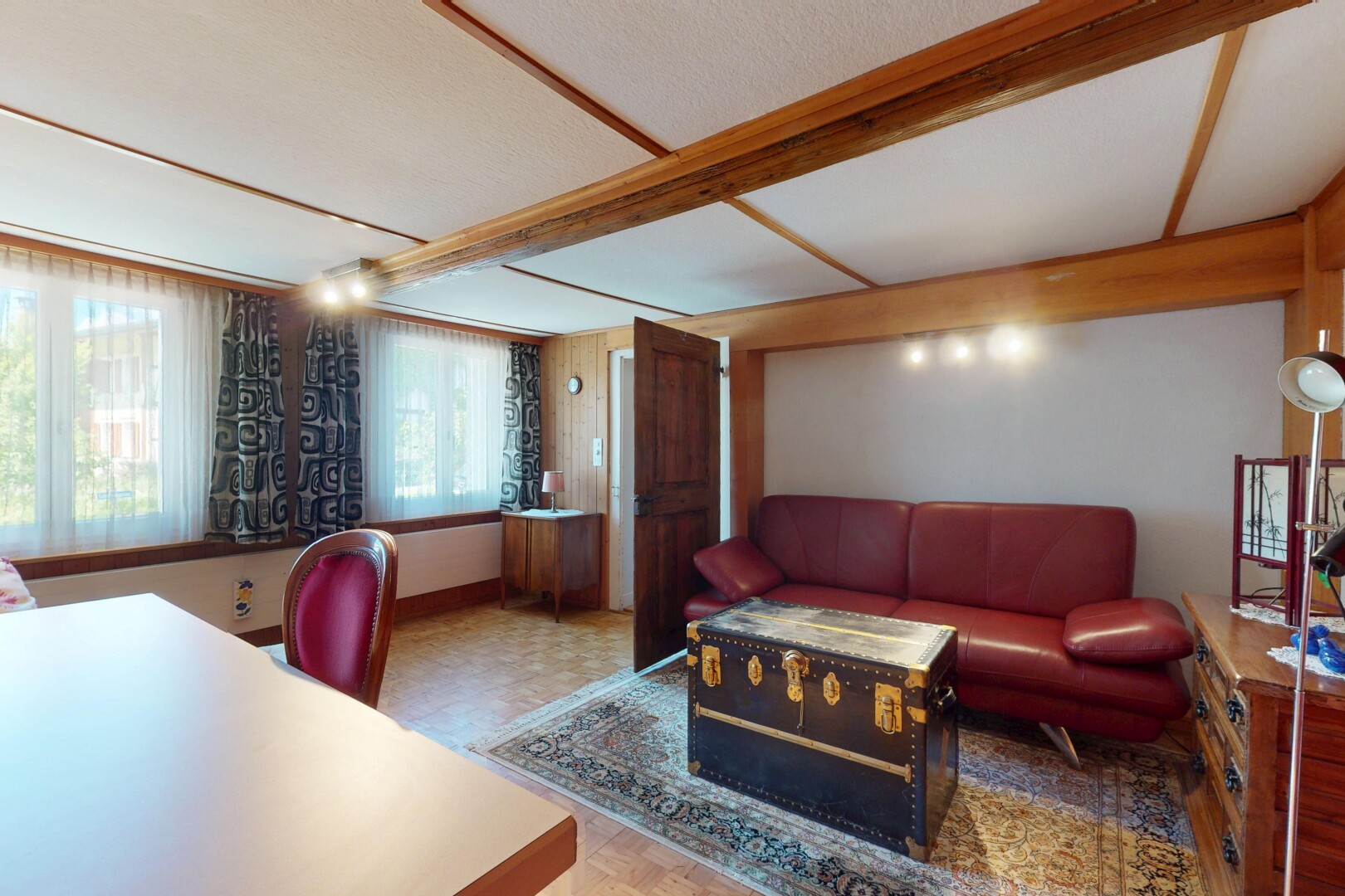 salon / salle à manger avec lumière naturelle, natural light, et inside property