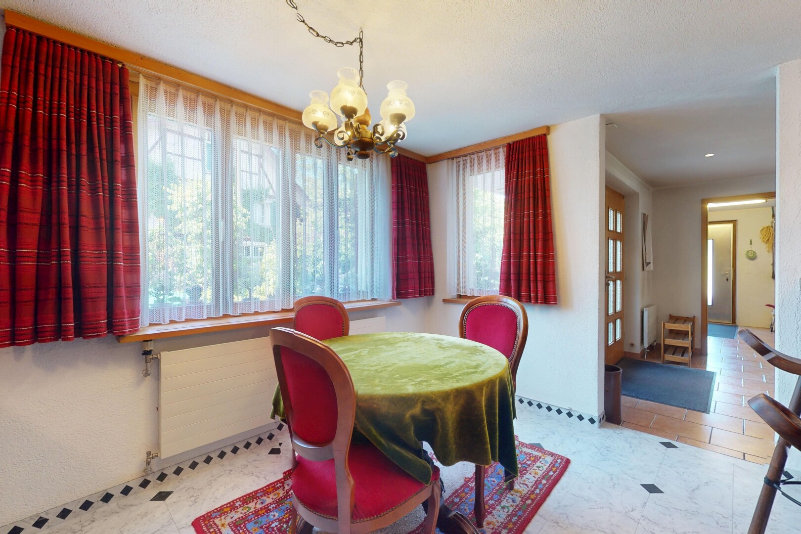 salle à manger avec lustre remarquable, lumière naturelle, natural light, inside property, et cloison sèche