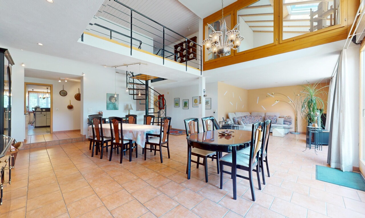 salle à manger avec high ceiling, plafond haut, inside property, lustre remarquable, et drywall