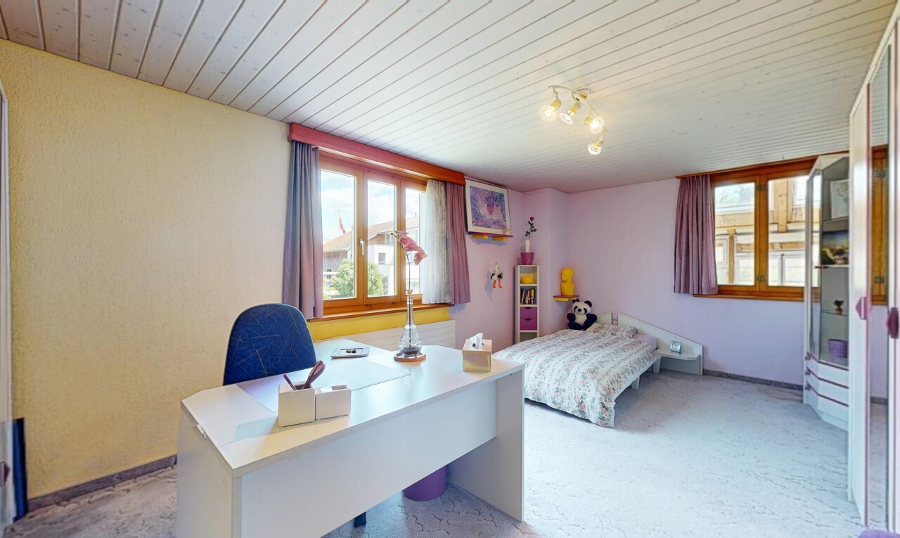chambre avec lumière naturelle, natural light, espace bureau, plafond en bois, et wood ceiling