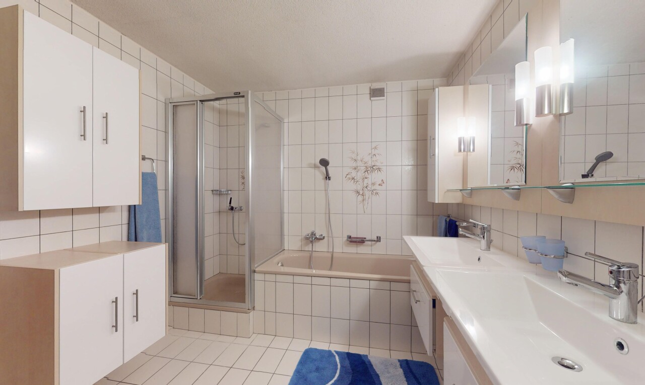 salle de bains avec douche, backsplash, dosseret, double vasque, et salle de bain complète