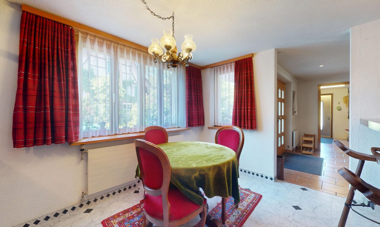 salle à manger avec lustre remarquable, lumière naturelle, natural light, inside property, et cloison sèche