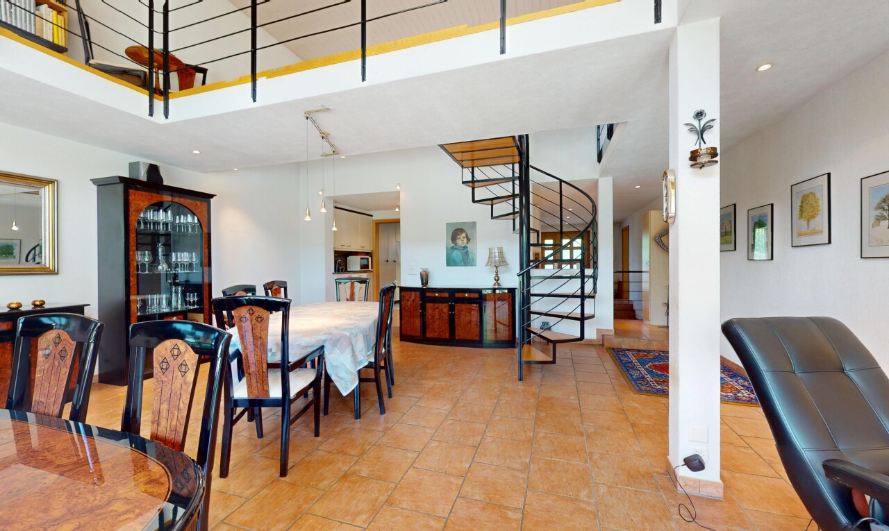 salle à manger avec high ceiling, plafond haut, escaliers, drywall, et cloison sèche