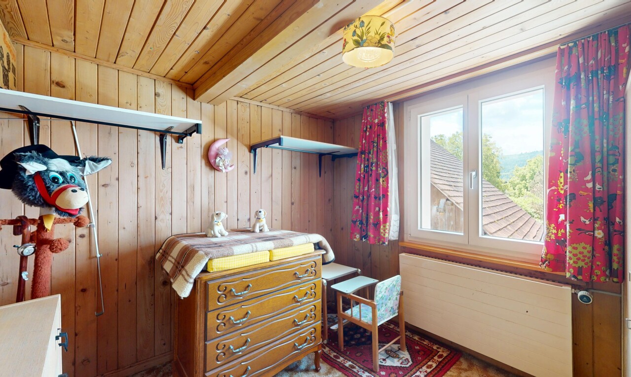 chambre avec plafond en bois, wood ceiling, inside property, lumière naturelle, et natural light