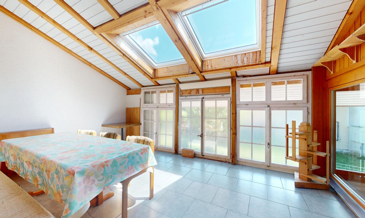 chambre avec inside property, puits de lumière, natural light, lumière naturelle, et vaulted ceiling