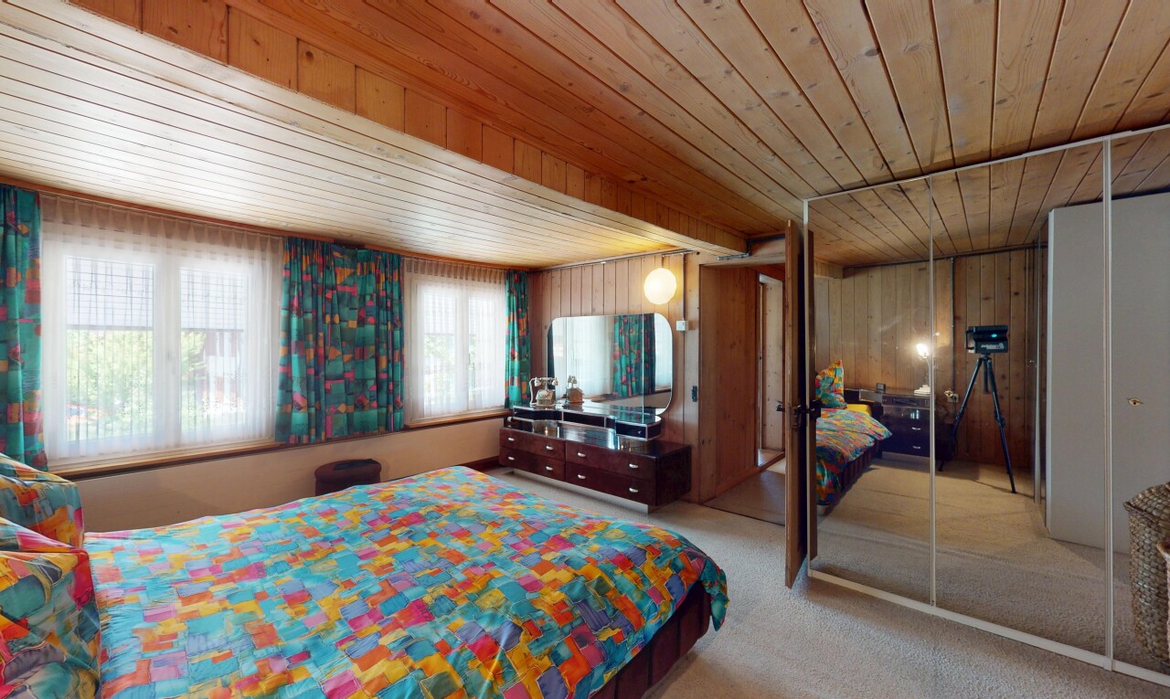 chambre avec plafond en bois, wood ceiling, lumière naturelle, natural light, et inside property