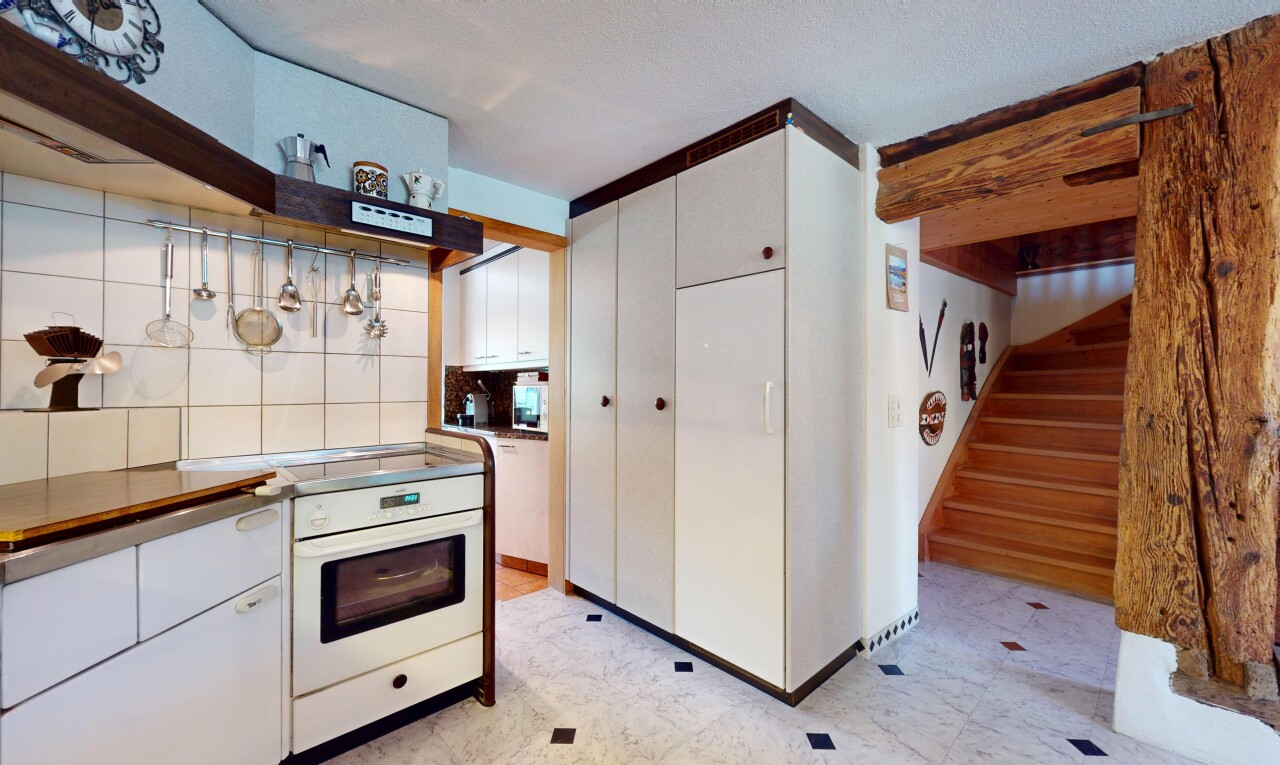 cuisine avec cuisinière, inside property, armoires blanches, backsplash, et dosseret