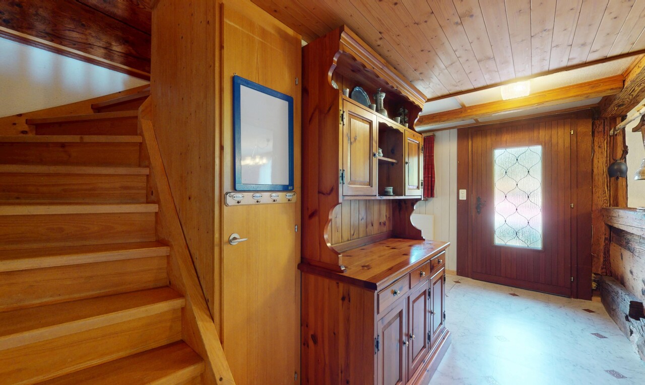 escaliers avec escaliers, inside property, wood ceiling, plafond en bois, et wood wall