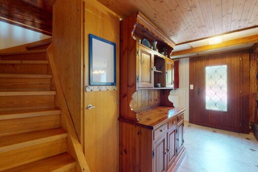 escaliers avec escaliers, inside property, wood ceiling, plafond en bois, et wood wall