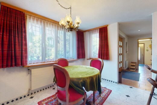 salle à manger avec lustre remarquable, lumière naturelle, natural light, inside property, et cloison sèche