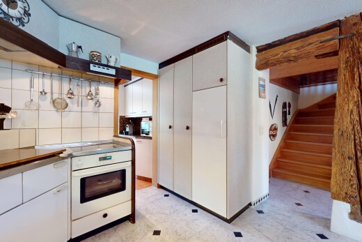 cuisine avec cuisinière, inside property, armoires blanches, backsplash, et dosseret