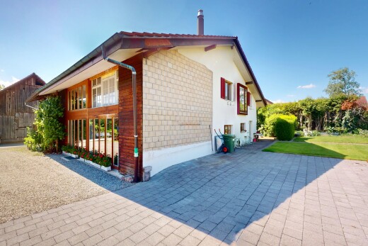 außenansicht mit property visible, day time, betonfundament, und rasen