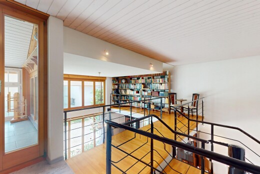 treppe mit inside property, gipskartonwand, drywall, natürliches licht, und natural light