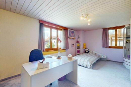 chambre avec lumière naturelle, natural light, espace bureau, plafond en bois, et wood ceiling