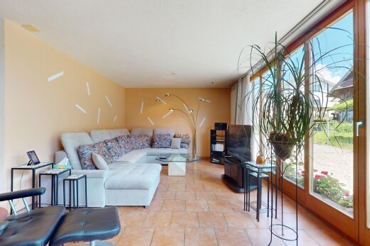 salon avec télévision, natural light, lumière naturelle, inside property, et drywall